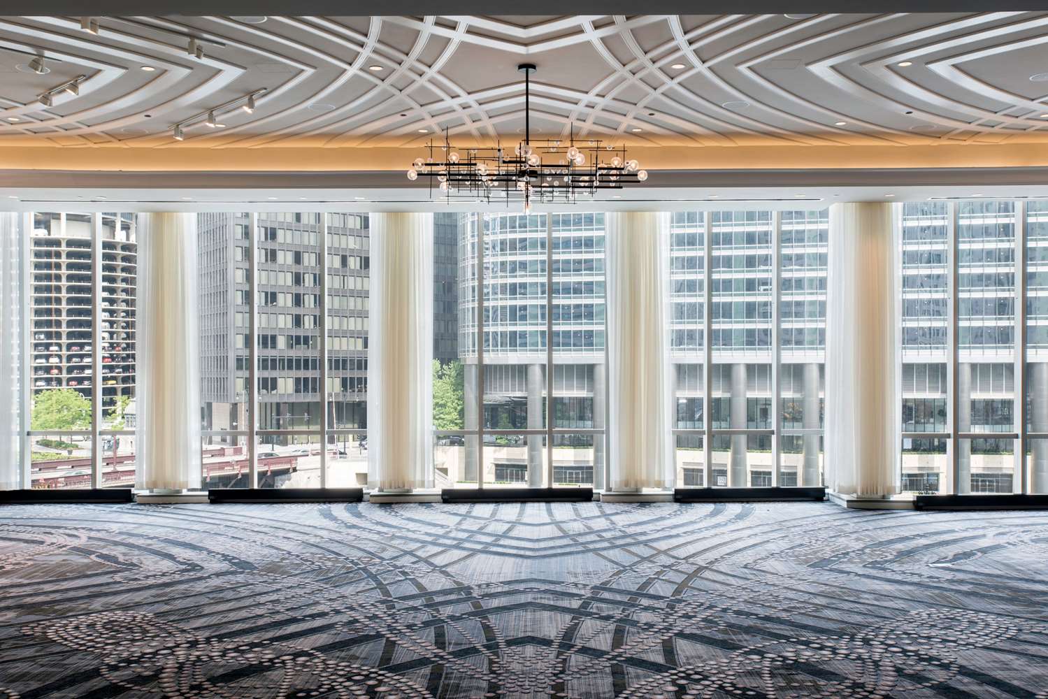 Фото LondonHouse Chicago, Curio Collection by Hilton