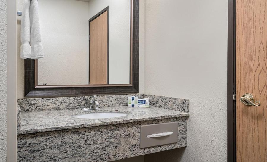 Фото AmericInn by Wyndham Grafton