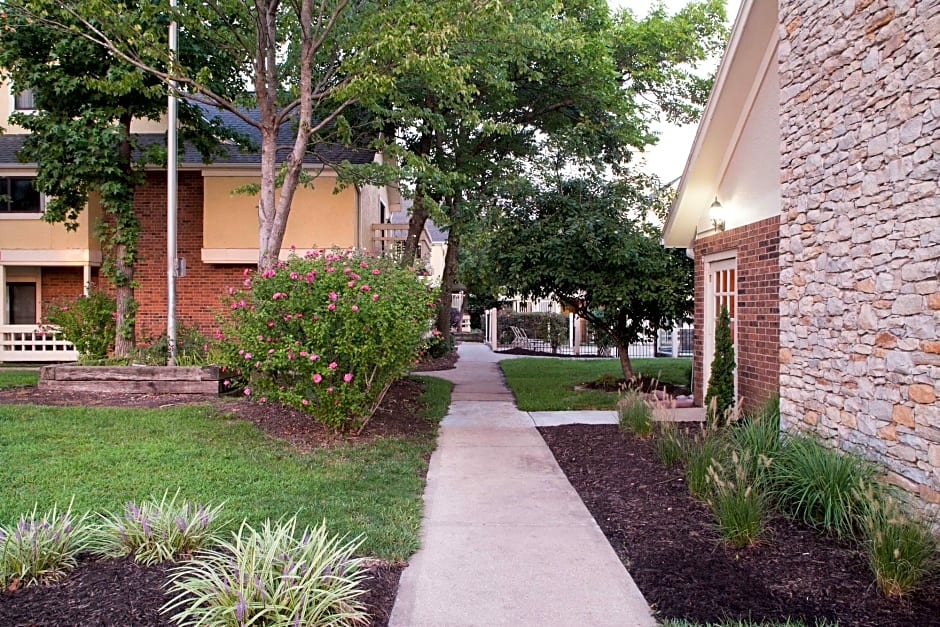 Фото Cloverleaf Suites Kansas City - Overland Park