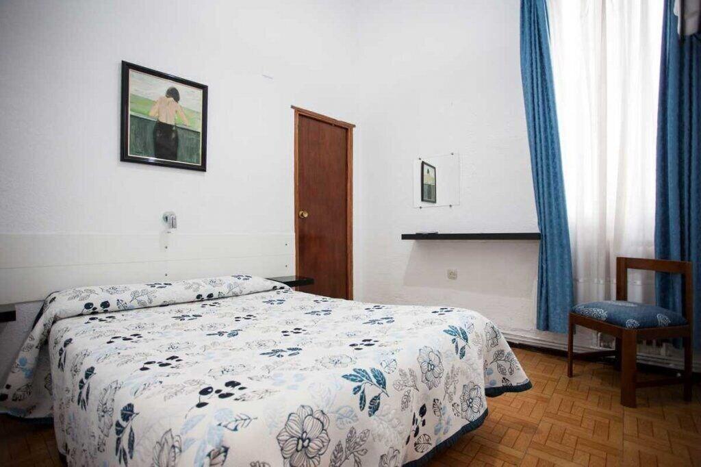 Фото Hostal Los Arcos