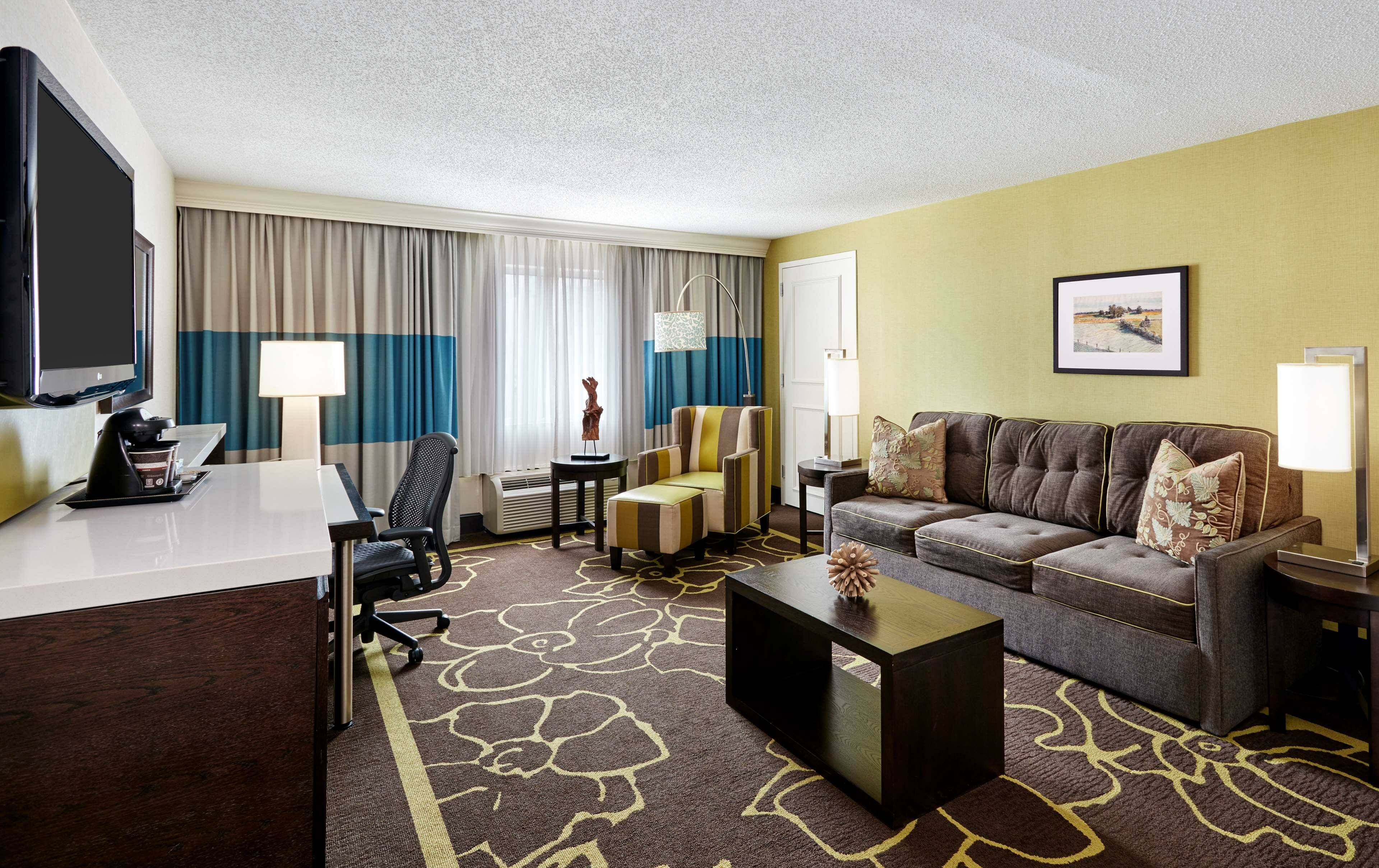 Фото Doubletree by Hilton Charlotte - Gateway Village