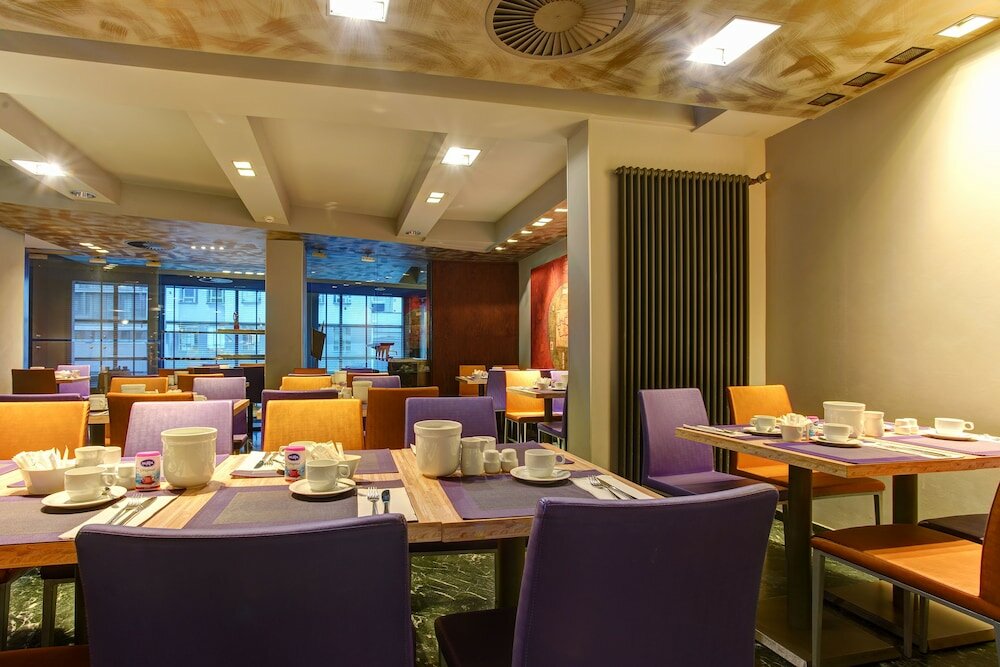Фото Premier Inn Koeln City Centre