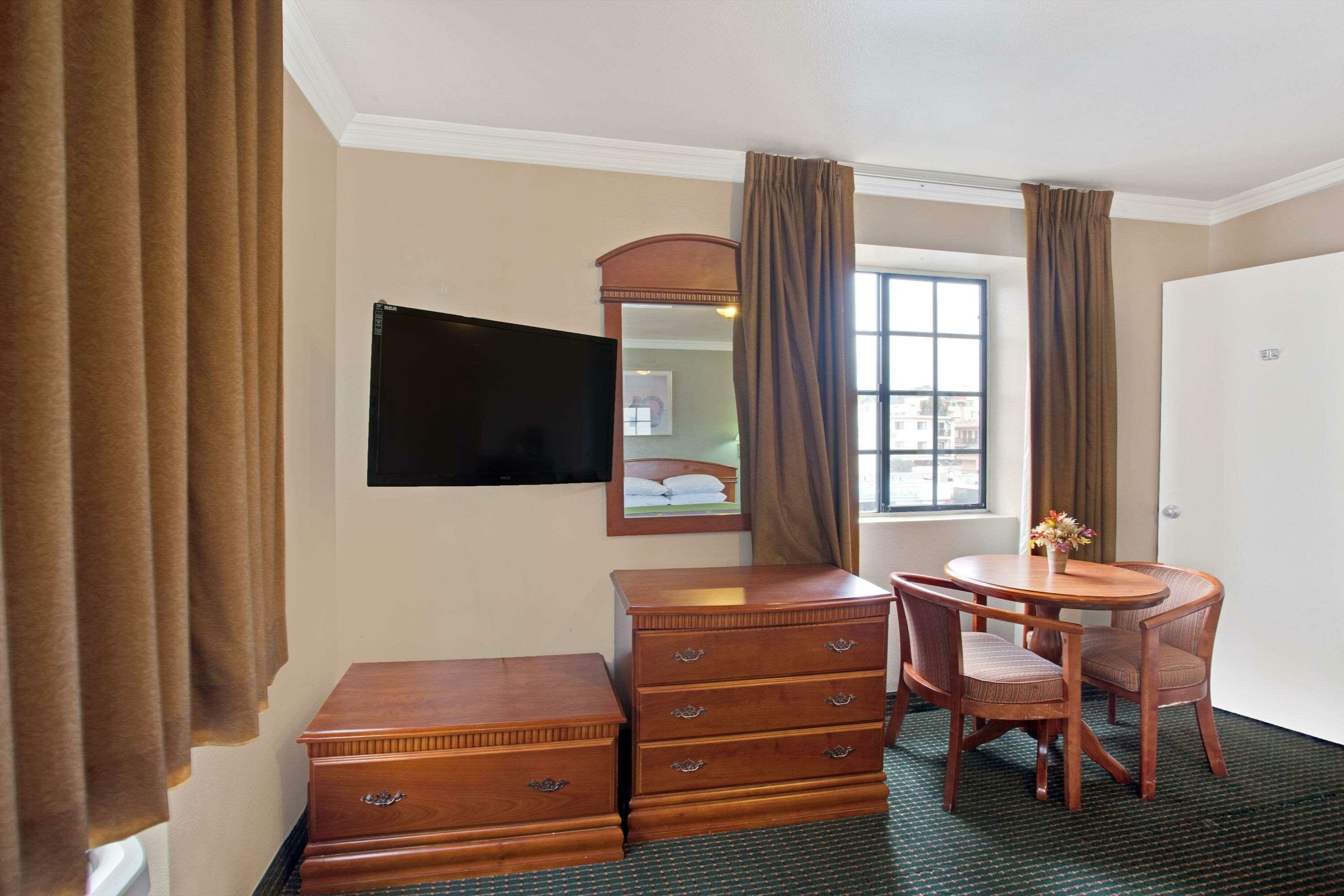 Фото Super 8 by Wyndham Hollywood LA Area