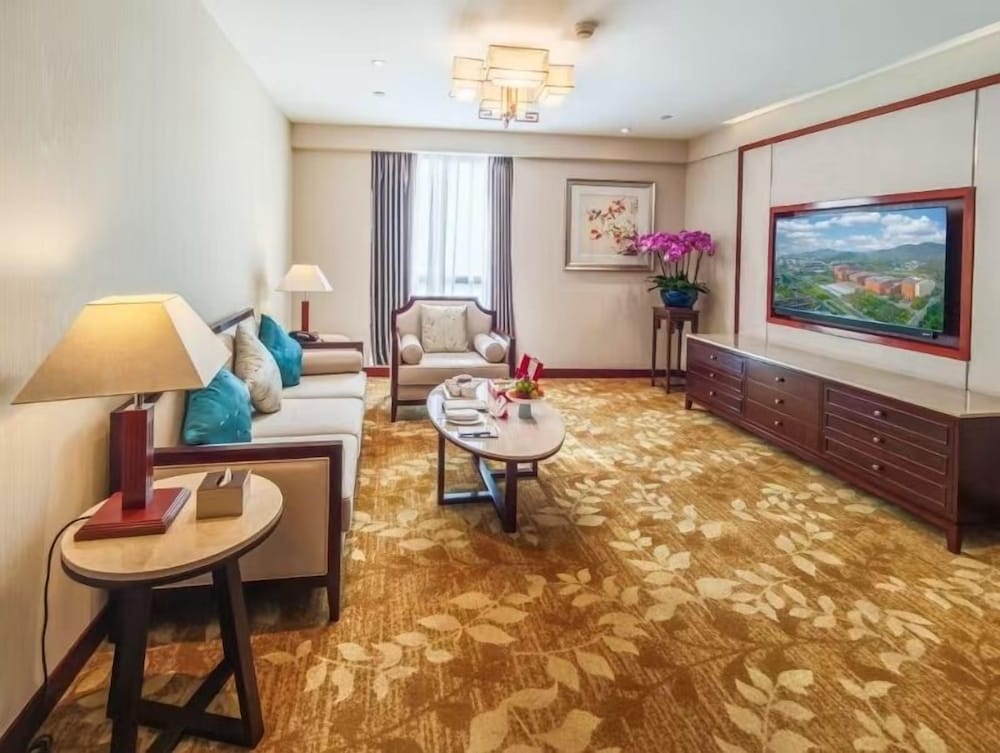 Фото Guangzhou Baiyun International Convention Center LN Dongfang Hotel