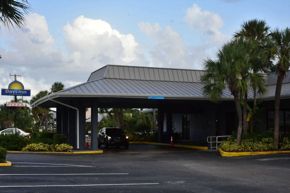 Фото Days Inn by Wyndham Stuart