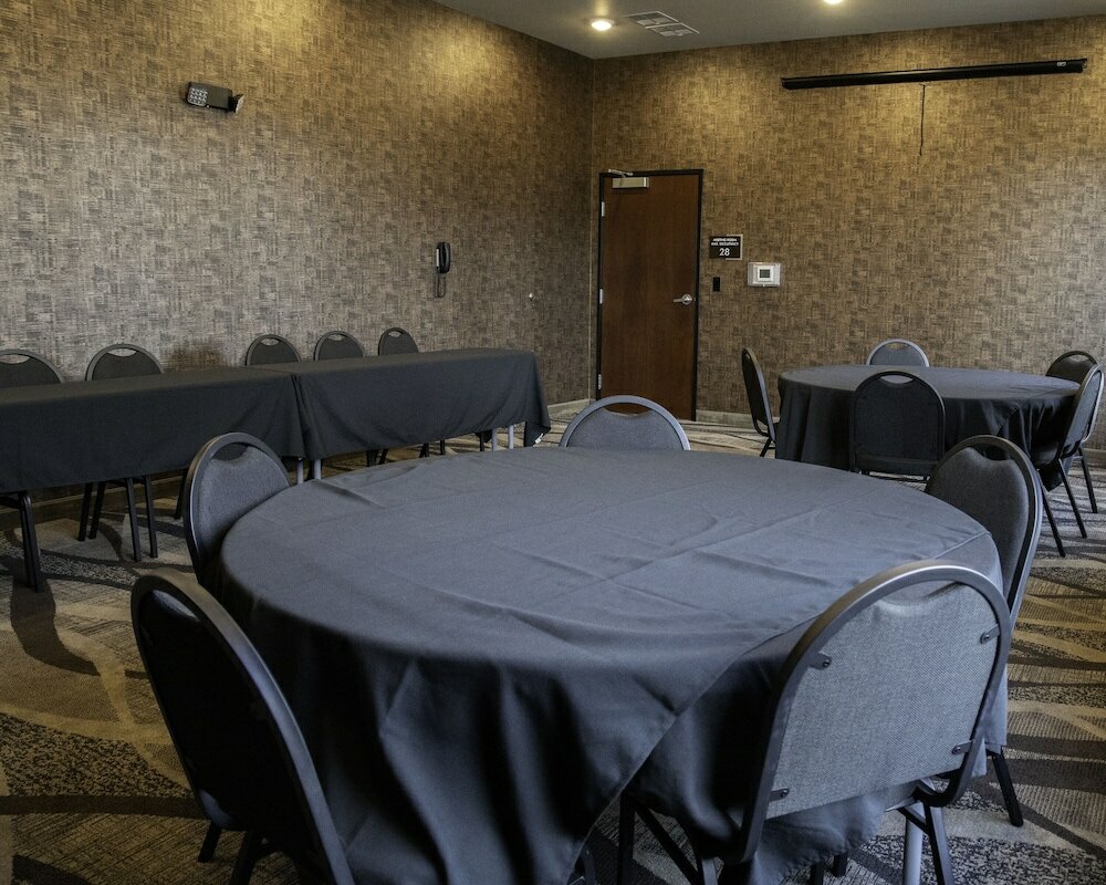 Фото Cobblestone Hotel & Suites - Two Rivers