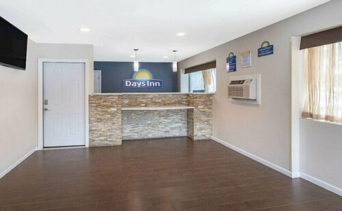 Гостиница Days Inn by Wyndham Elmsford White Plains в Элмсфорде