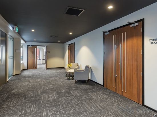 Фото Oaks Wellington Hotel