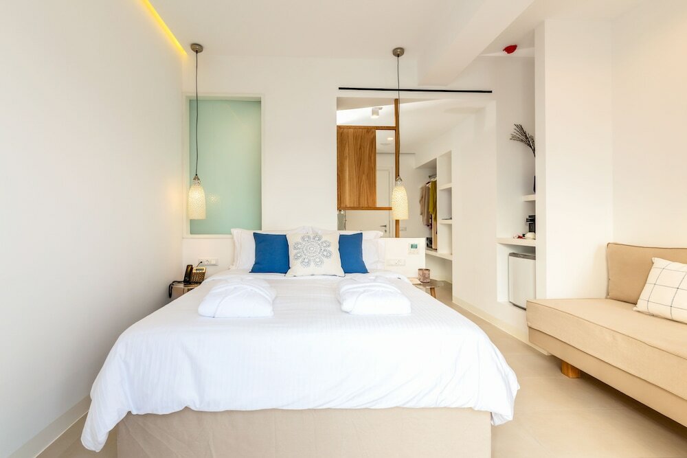 Фото Bluetopia Suites