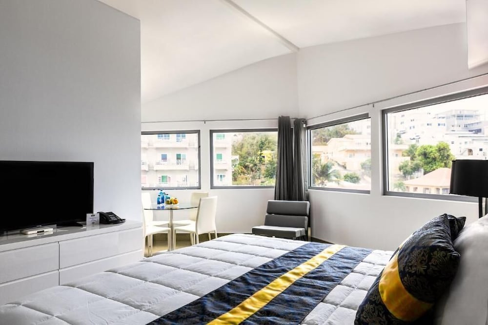 Фото Commodore Suites