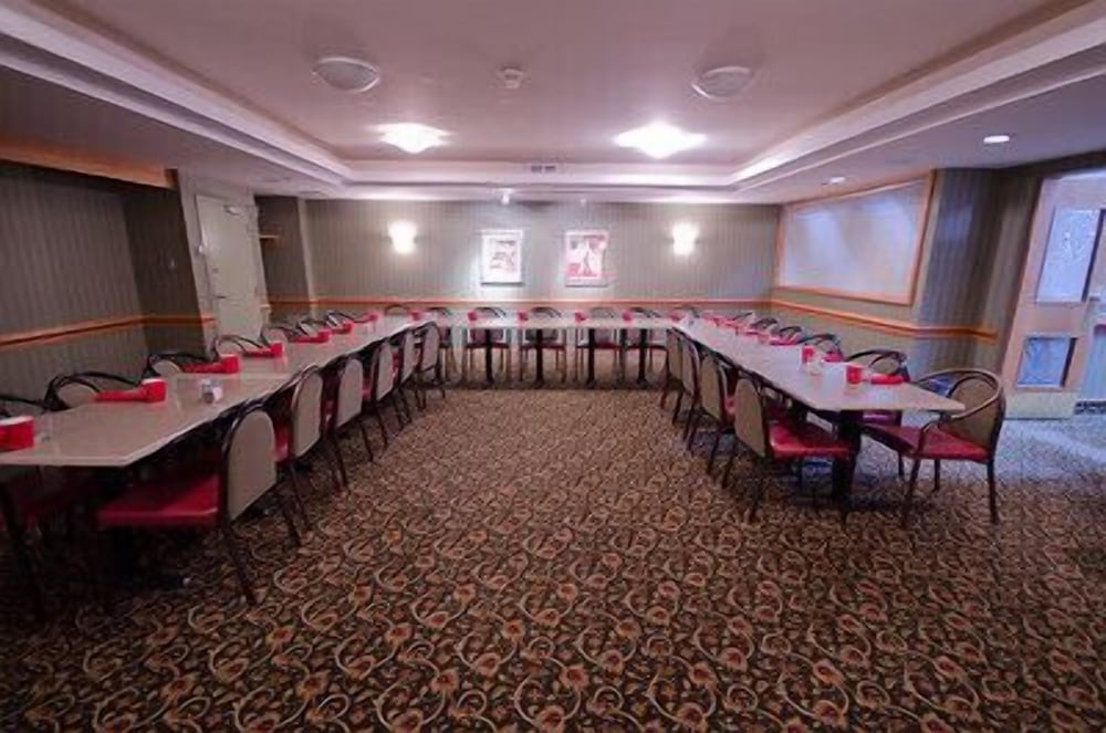 Фото Canad Inns Destination Centre Garden City