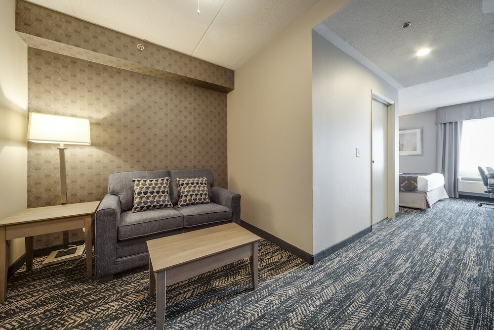 Фото Monte Carlo Inn - Brampton Suites