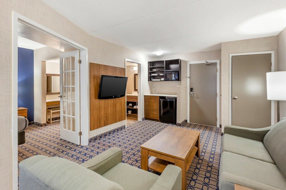 Фото Quality Suites Whitby