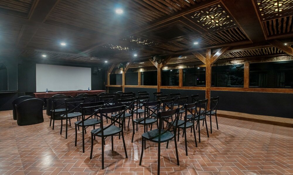 Фото Capital O 35409 Hotel Megh Niwas