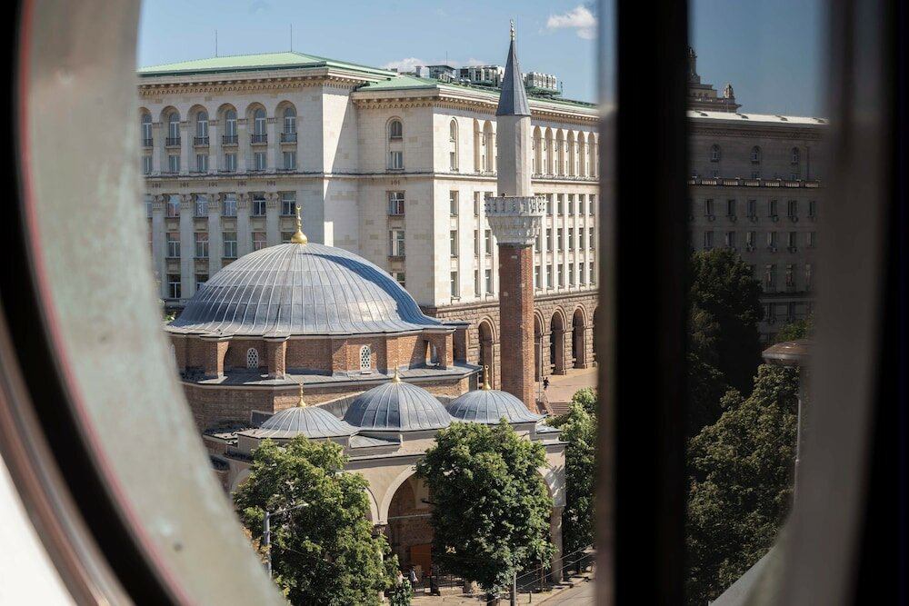 Фото Introvert Maria Luisa