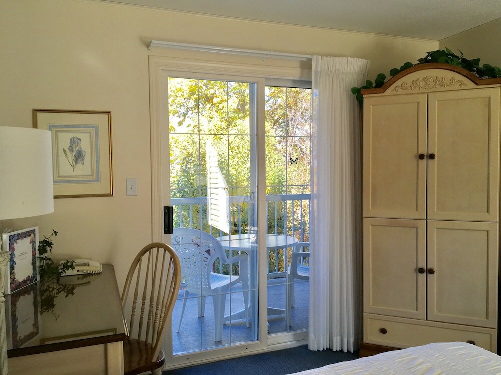 Фото Lakeside Country Inn