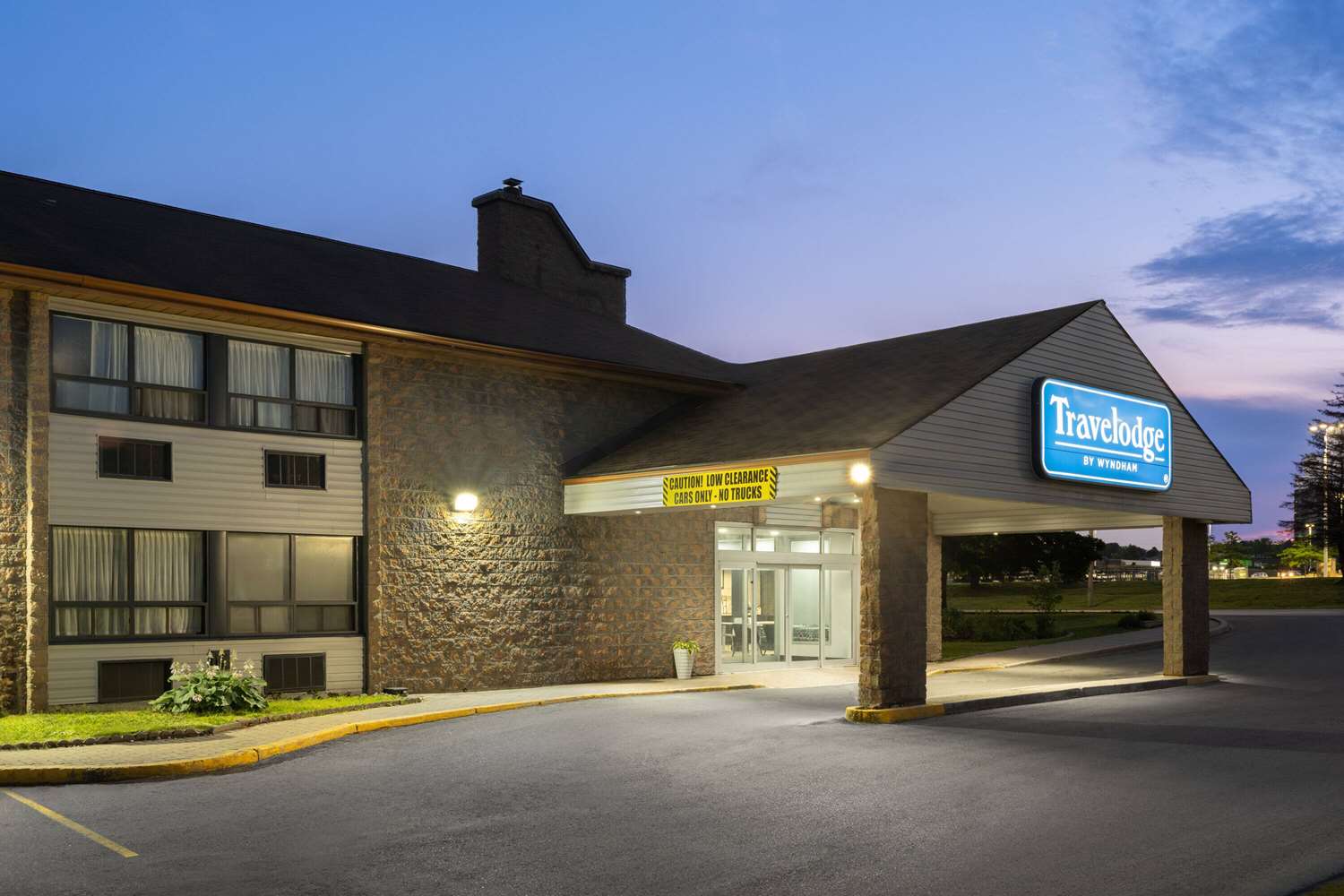 Фото Travelodge by Wyndham Barrie on Bayfield