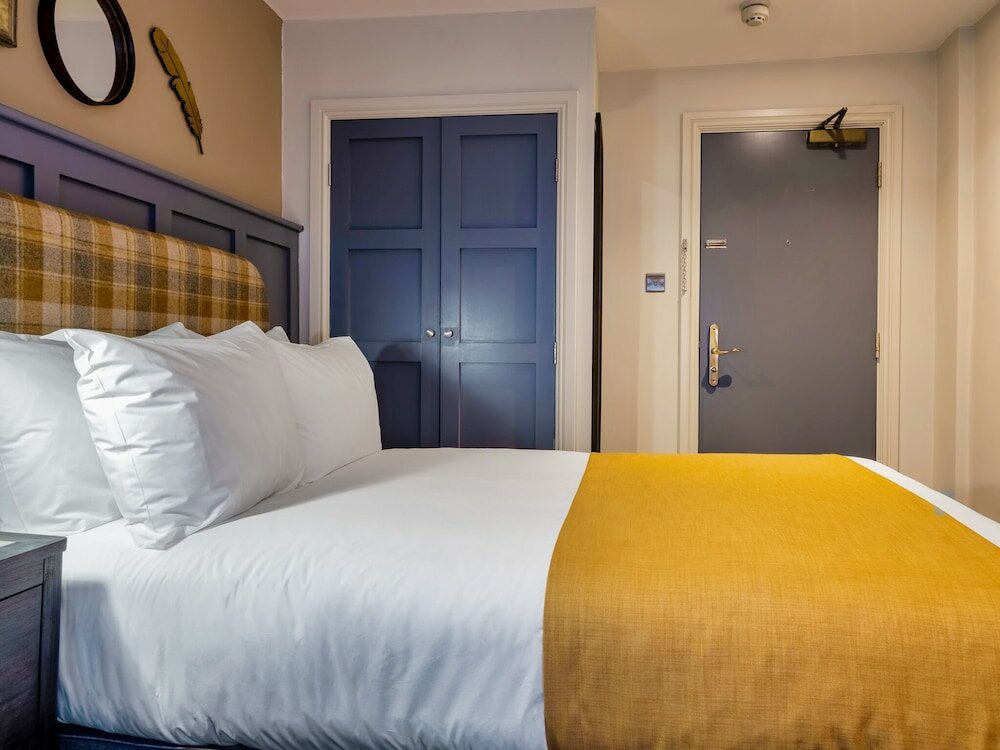 Фото The Feathers Hotel