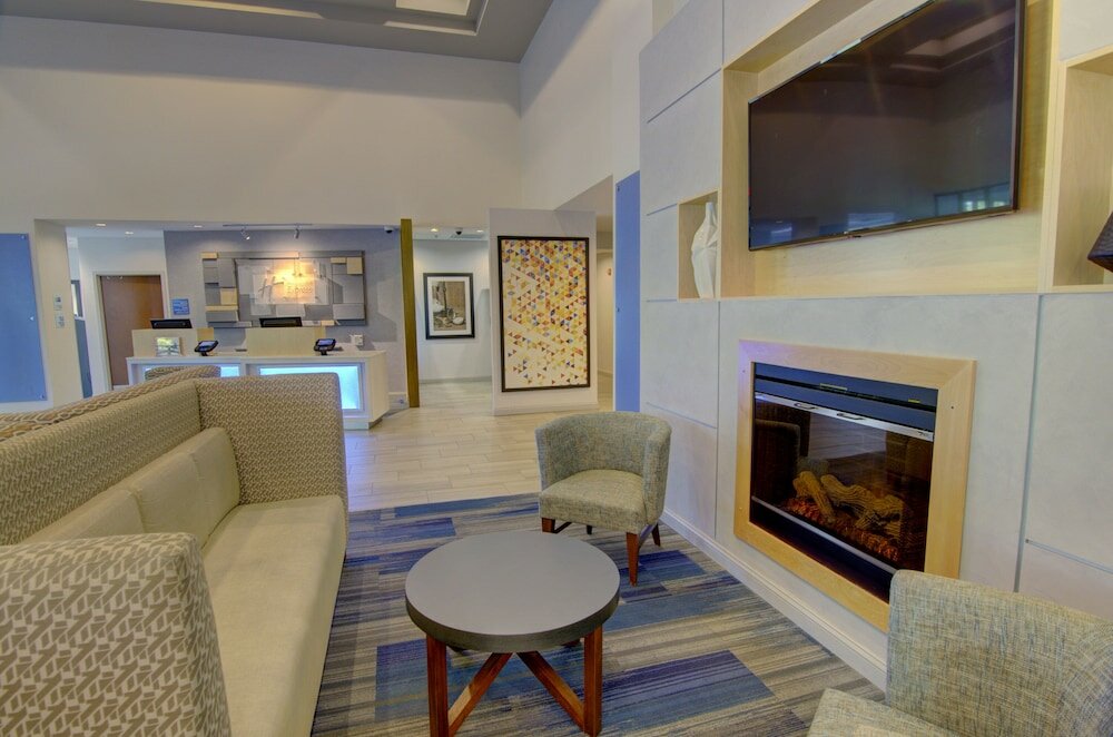 Фото Holiday Inn Express & Suites Blacksburg - University Area, an Ihg Hotel
