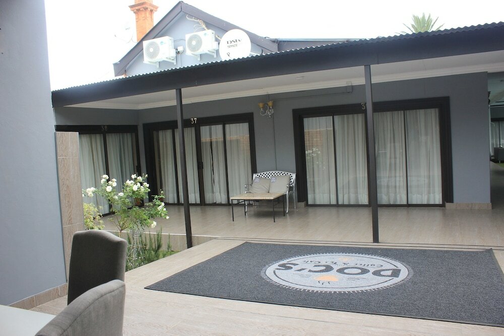 Фото The Halfway House Hotel