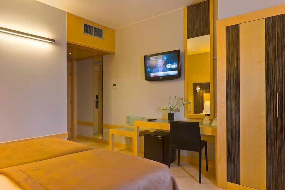 Фото Hotel Alif Avenidas