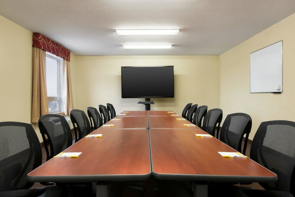 Фото Days Inn & Suites by Wyndham Thompson