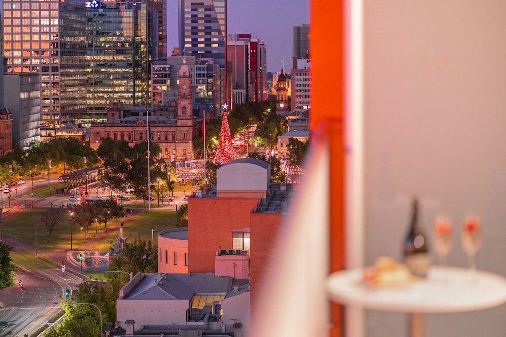 Фото Toms Court Hotel