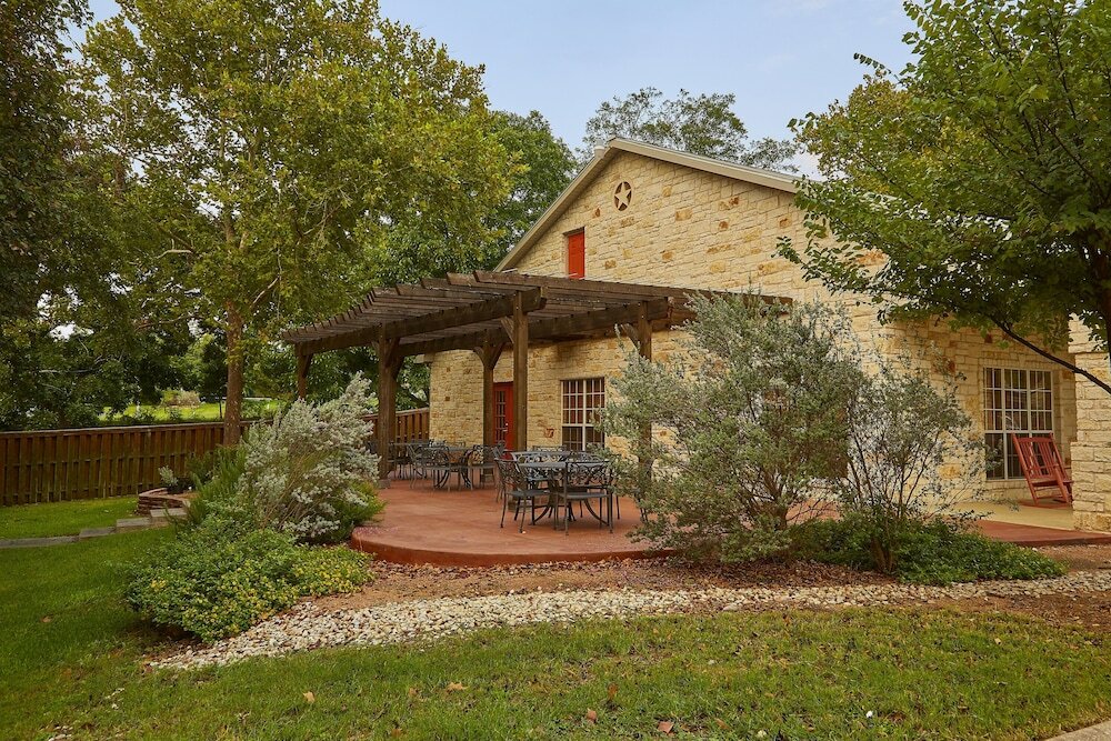 Фото Fredericksburg Inn & Suites