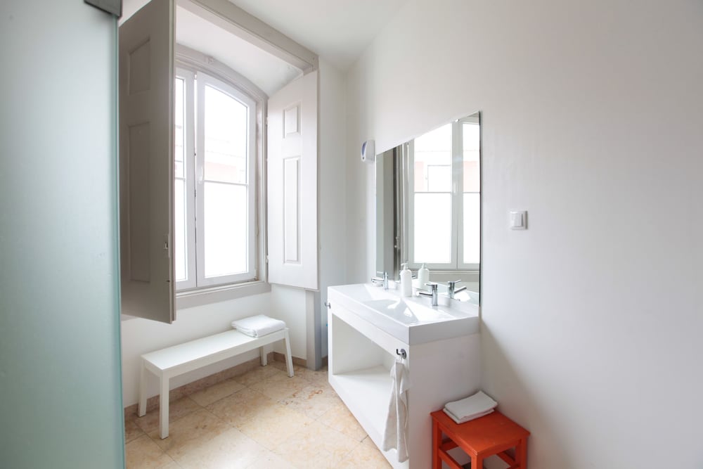 Фото Inn Possible Lisbon Hostel