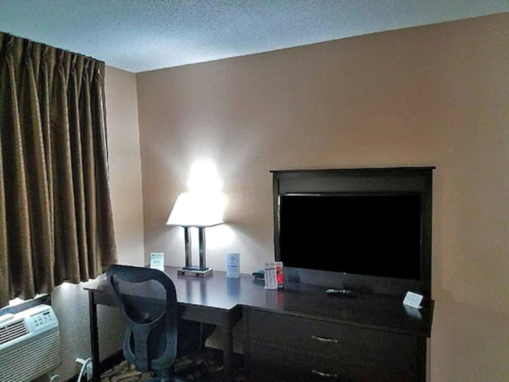 Фото Americas Best Value Inn & Suites Bismarck