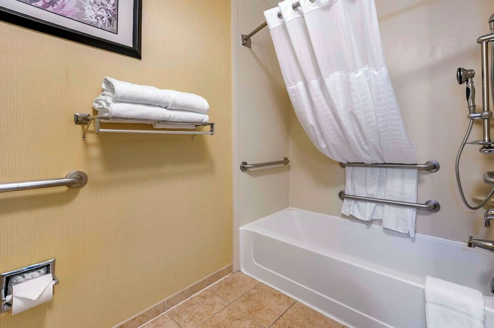 Фото Comfort Suites Urbana Champaign, University Area