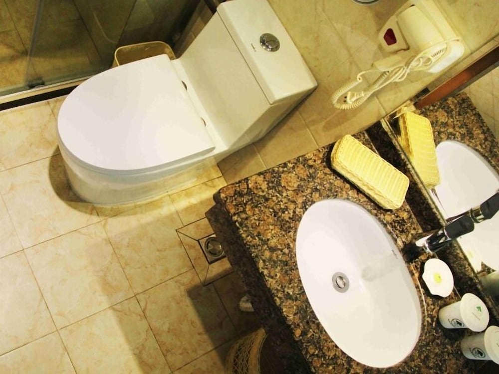 Фото GreenTree Inn Qingdao Development District Sdust Express Hotel