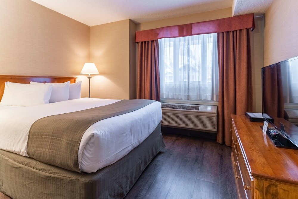 Фото Canmore Inn & Suites