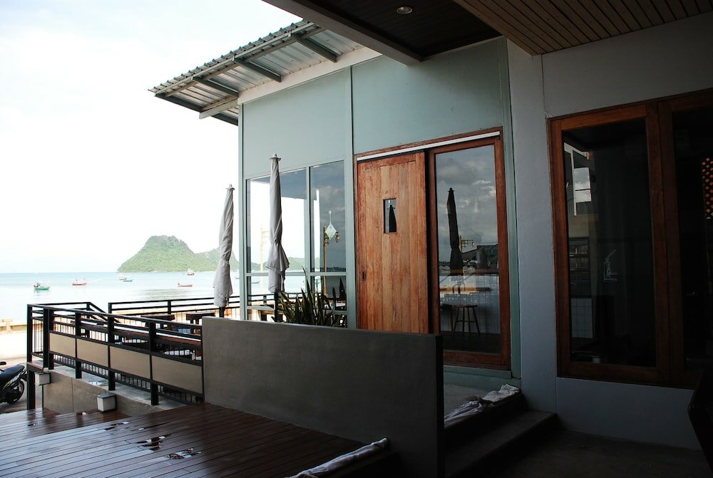 Фото Prachuap Beach Hotel