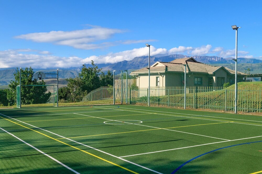 Фото Cayley Mountain Resort