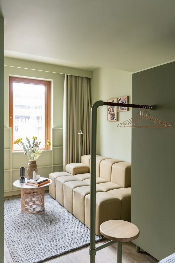 Фото Locke At Broken Wharf