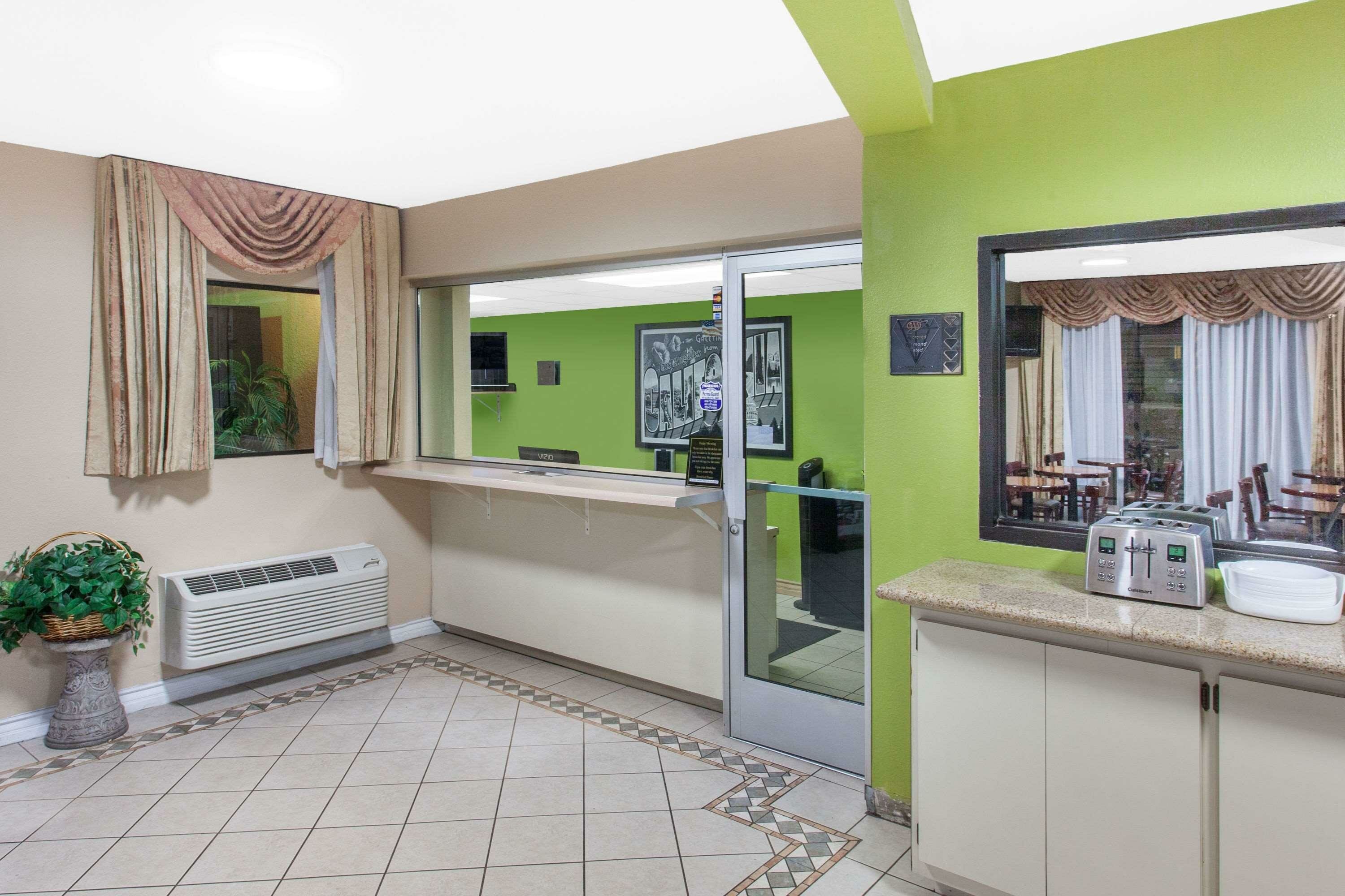 Фото Super 8 by Wyndham Los Angeles/Alhambra