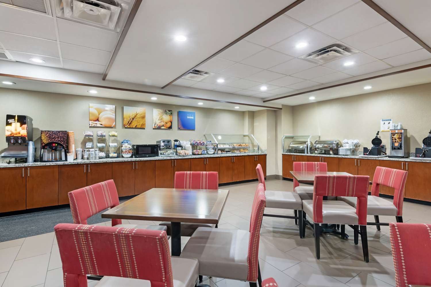 Фото Comfort Suites Downtown