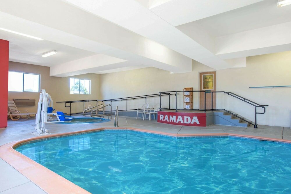 Фото Ramada Limited Redding