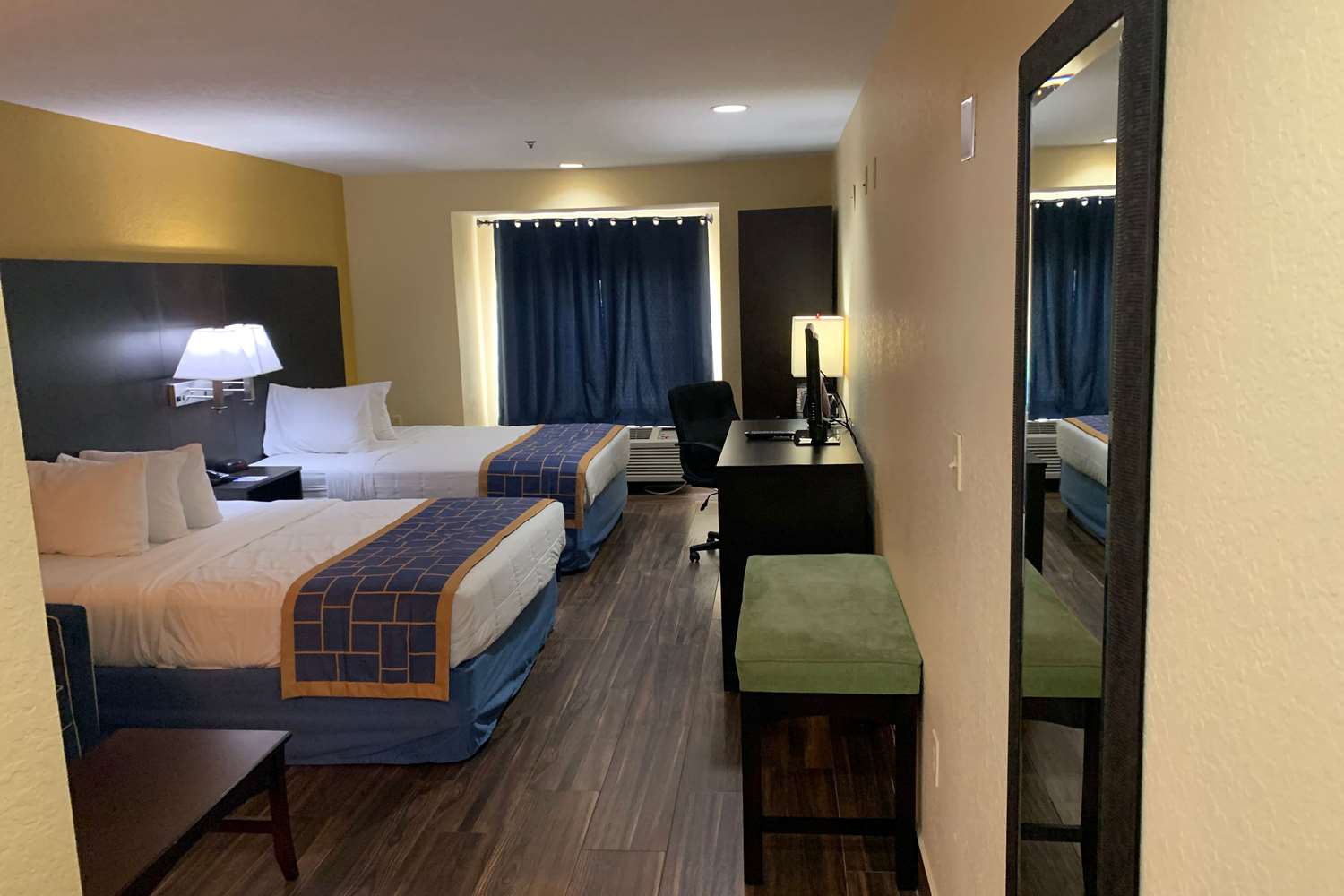 Фото Days Inn & Suites by Wyndham Tampa/Raymond James Stadium