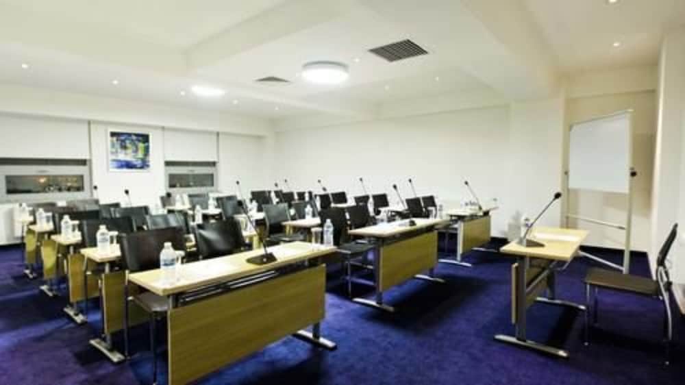 Фото The Corporate Hotel Convention Centre