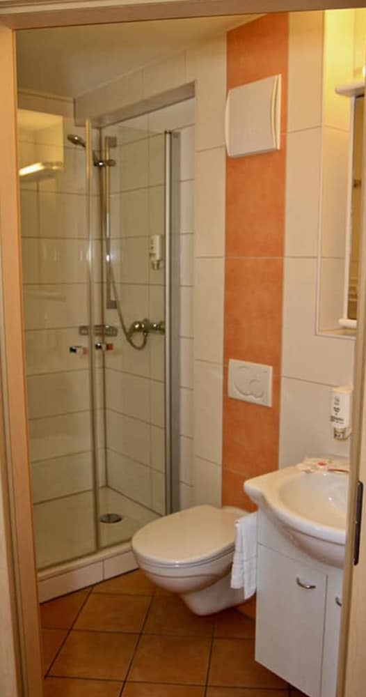 Фото Lilton Hotel Zuffenhausen