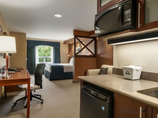 Фото Days Inn & Suites by Wyndham Brandon