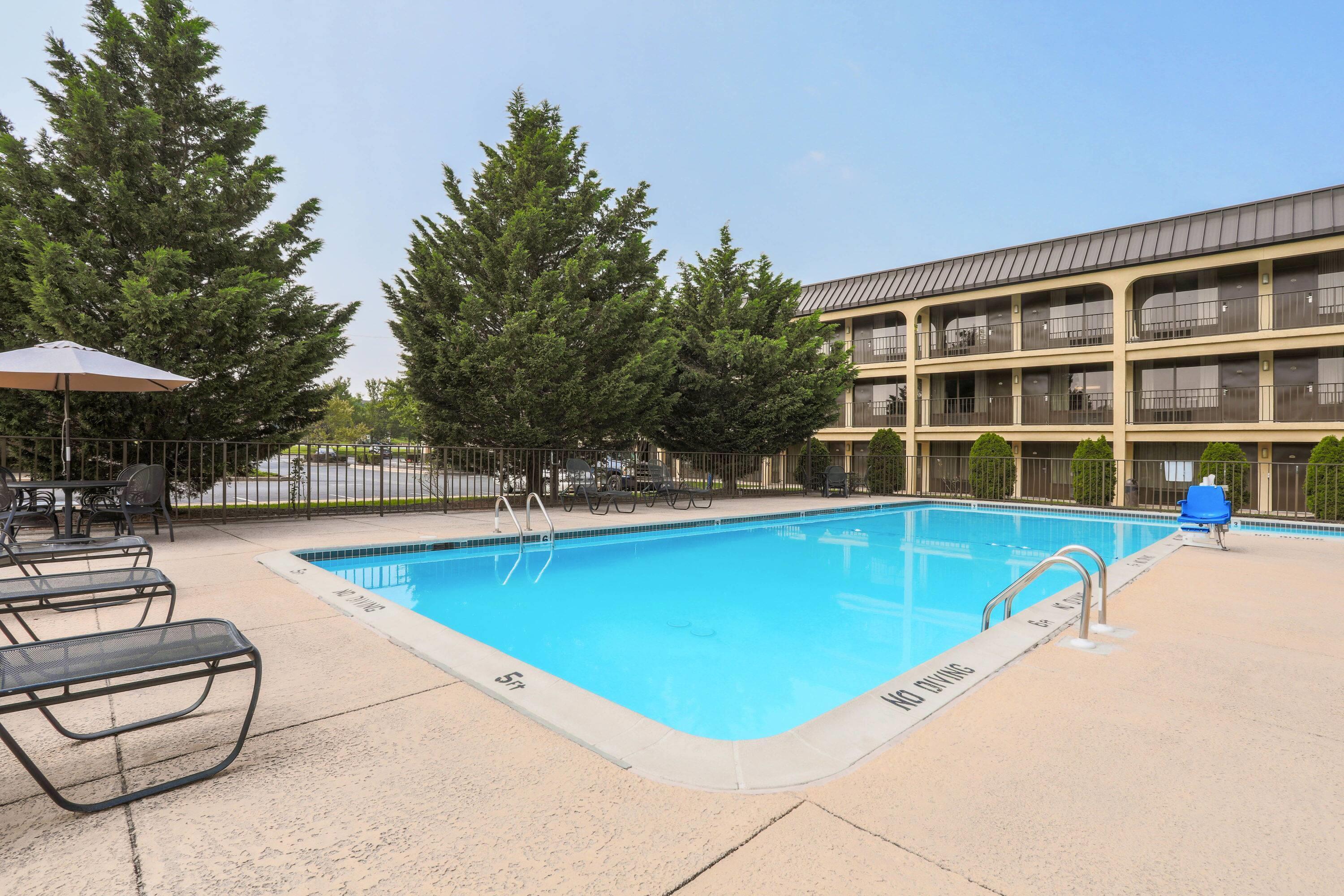 Фото Days Inn by Wyndham Newark Wilmington