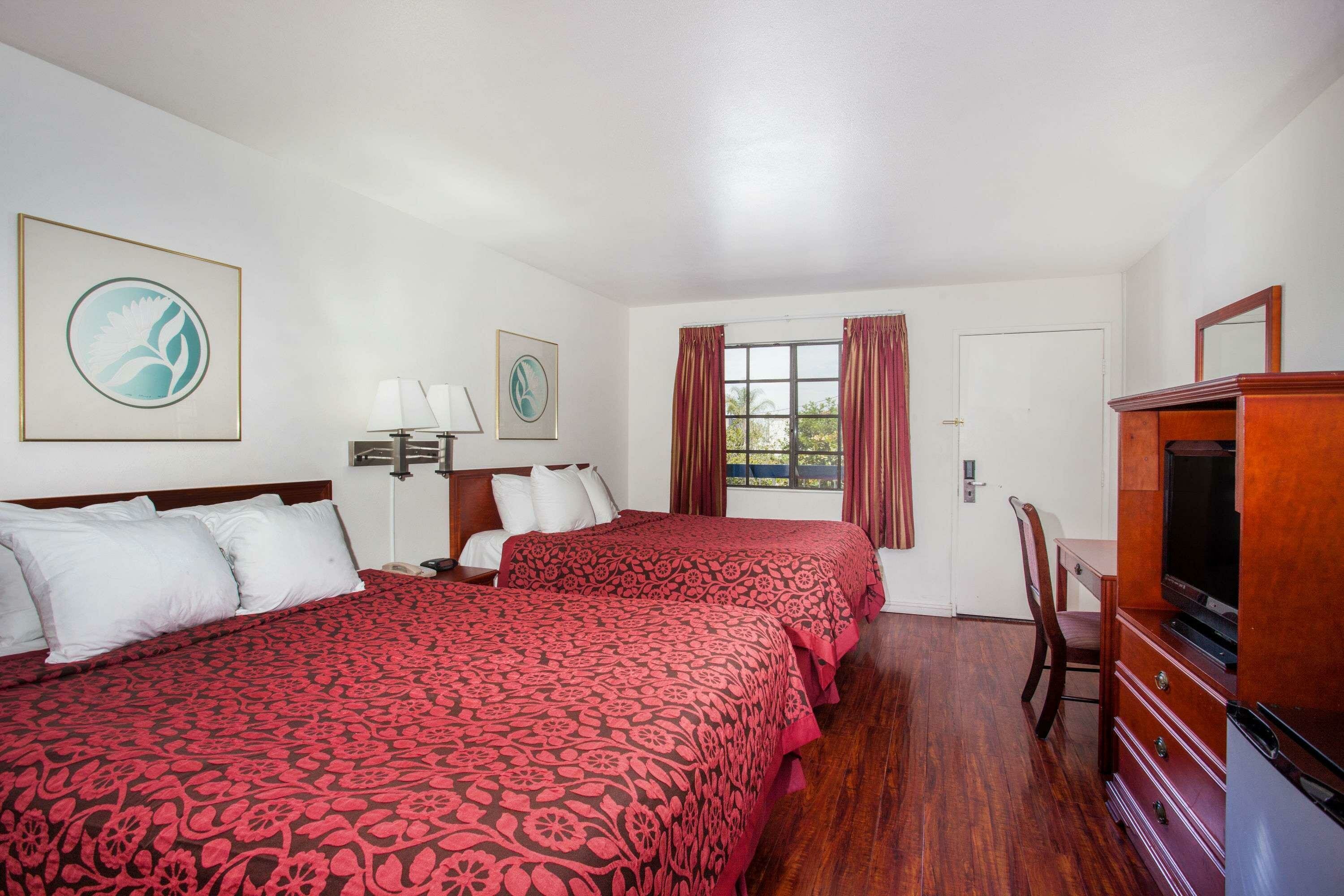 Фото Days Inn by Wyndham Orange Anaheim