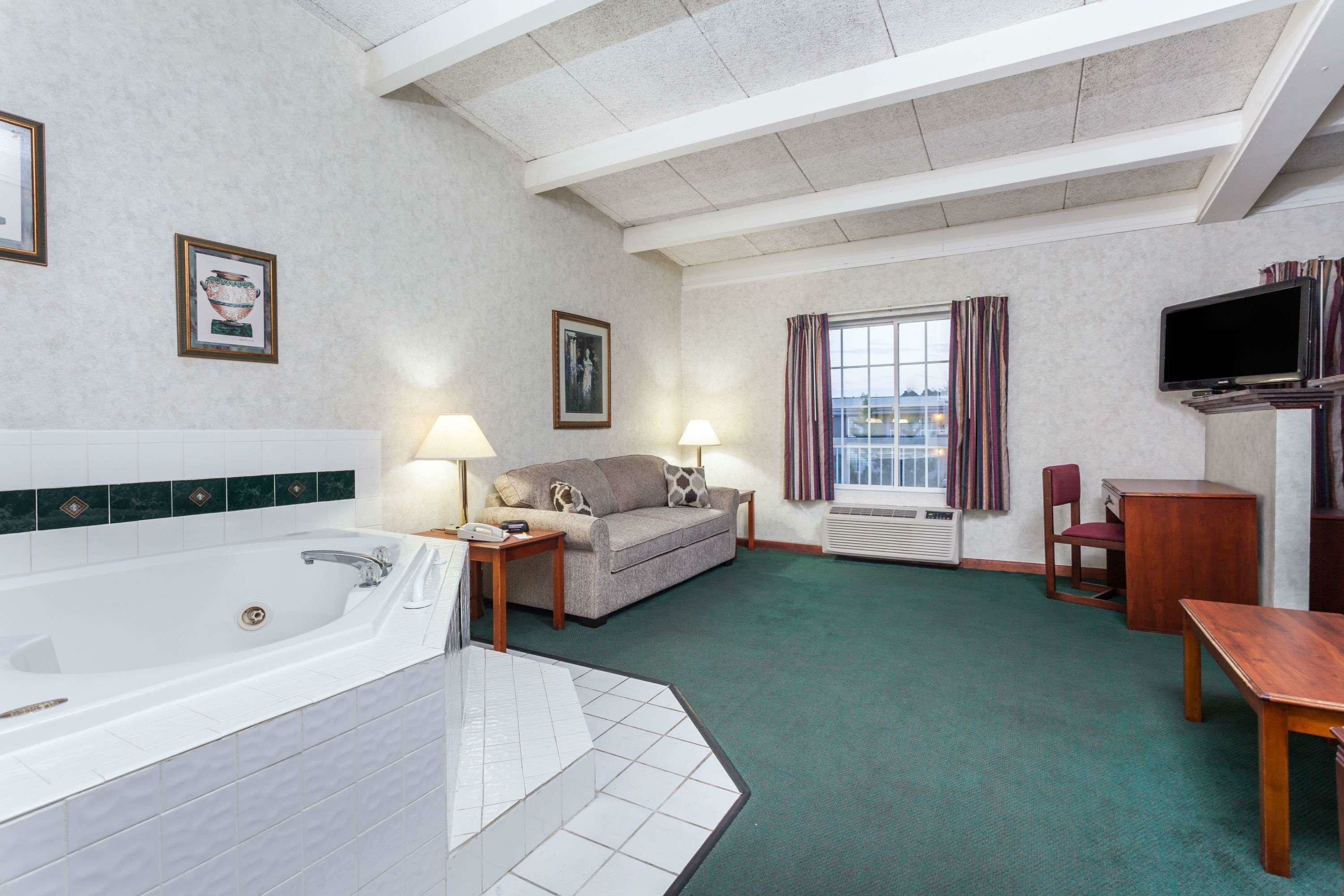 Фото Days Inn & Suites by Wyndham Lexington