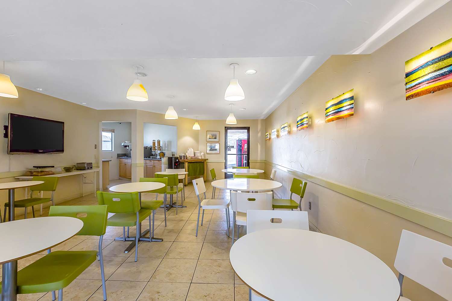 Фото Rodeway Inn Magic Mountain Area