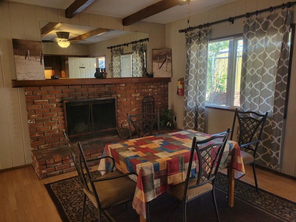 Фото Sleepy Hollow Cabins and Hotel