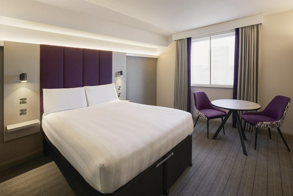 Фото Holiday Inn Express London - Newbury Park, an Ihg Hotel