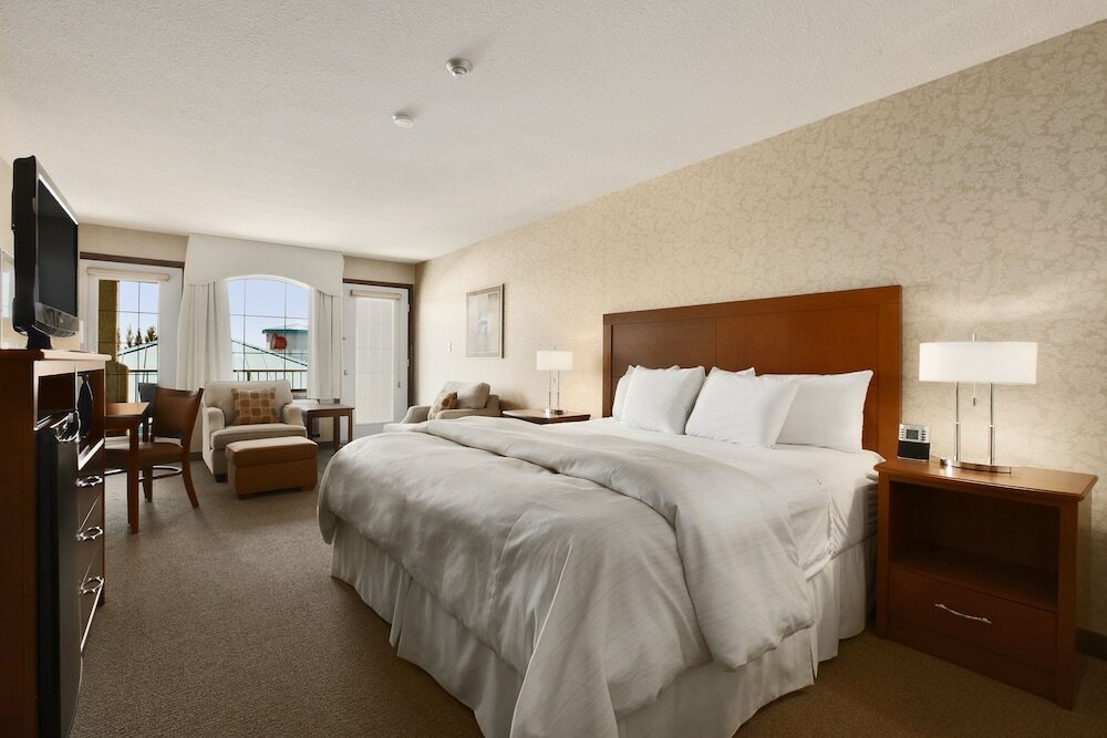 Фото Days Inn & Suites by Wyndham Brandon